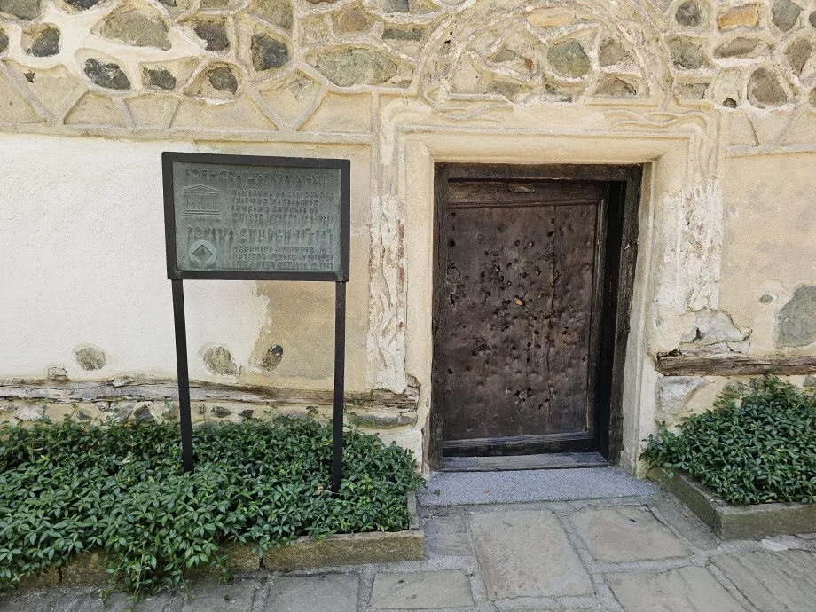 Huvudingången till Bojan-kyrkan