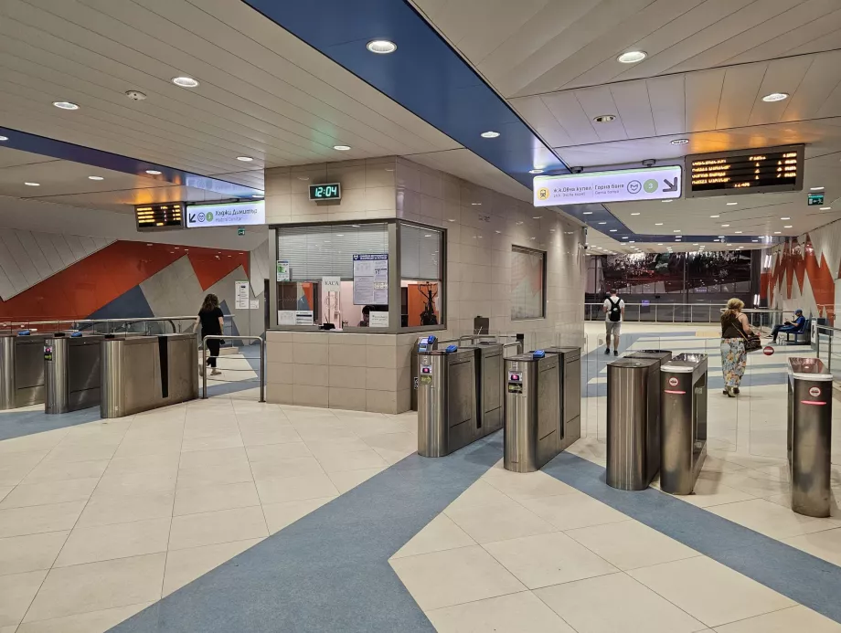 Turnstiles och biljettkontor för köp av Sofia City Card, tunnelbana