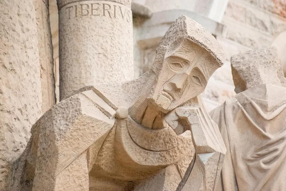 Statyer på kyrkans fasad