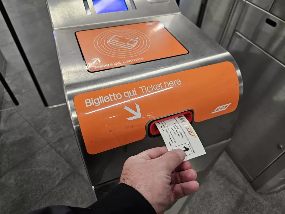 Lägga in en biljett i vändkorset