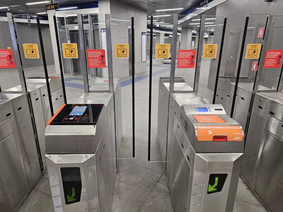 Till vänster vändkors för kontaktlös kortbetalning, till höger vändkors för pappersbiljetter