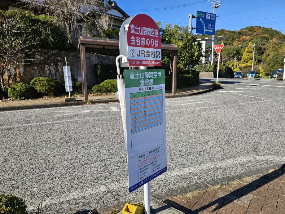 Busshållplats vid tåget