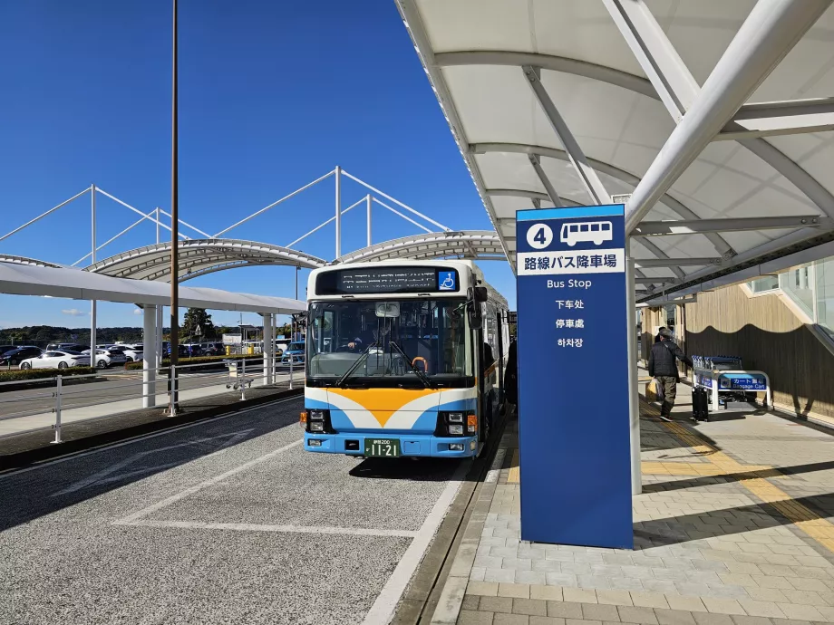 Busshållplats framför terminalen