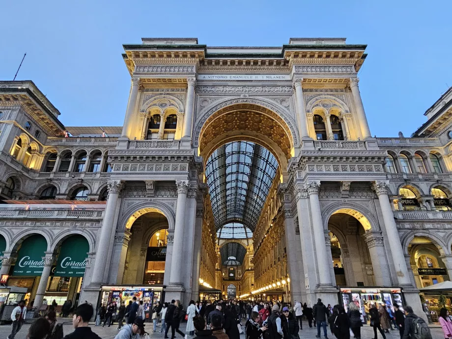 Galleria Vittorio Emanuele II i början av kvällen