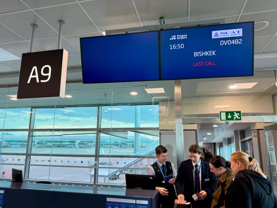 Ombordstigning för flyg till Sanya via Bishkek