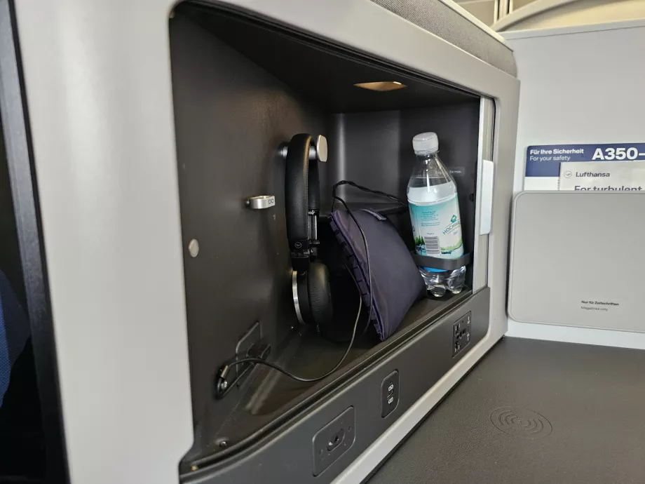 Hörlurar, vatten och hygienartiklar