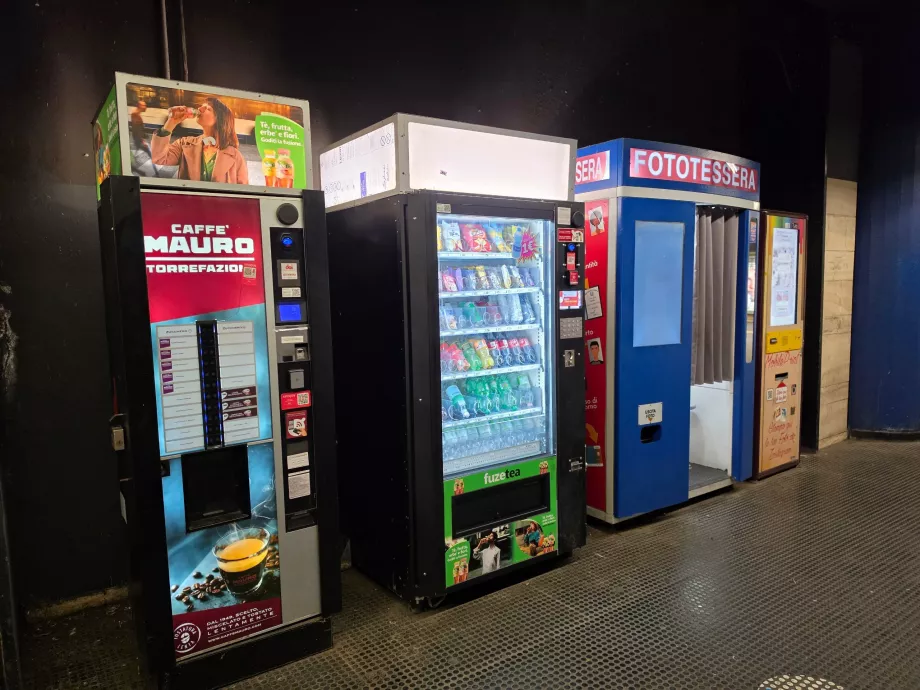 Snackmaskiner och foton i tunnelbanestationer