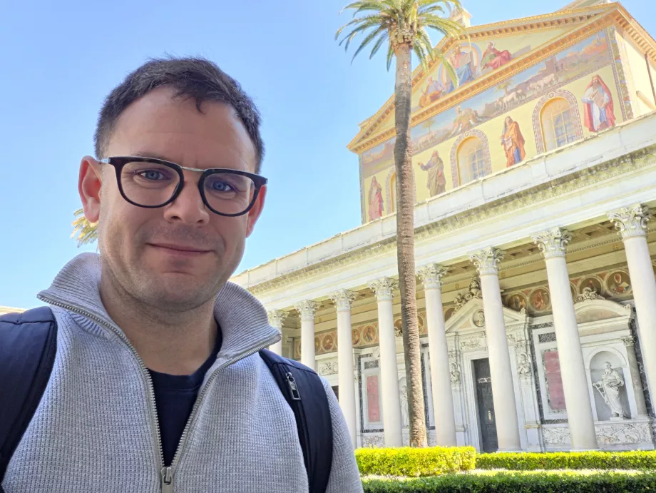 Jag på St Paul's Basilica utanför murarna
