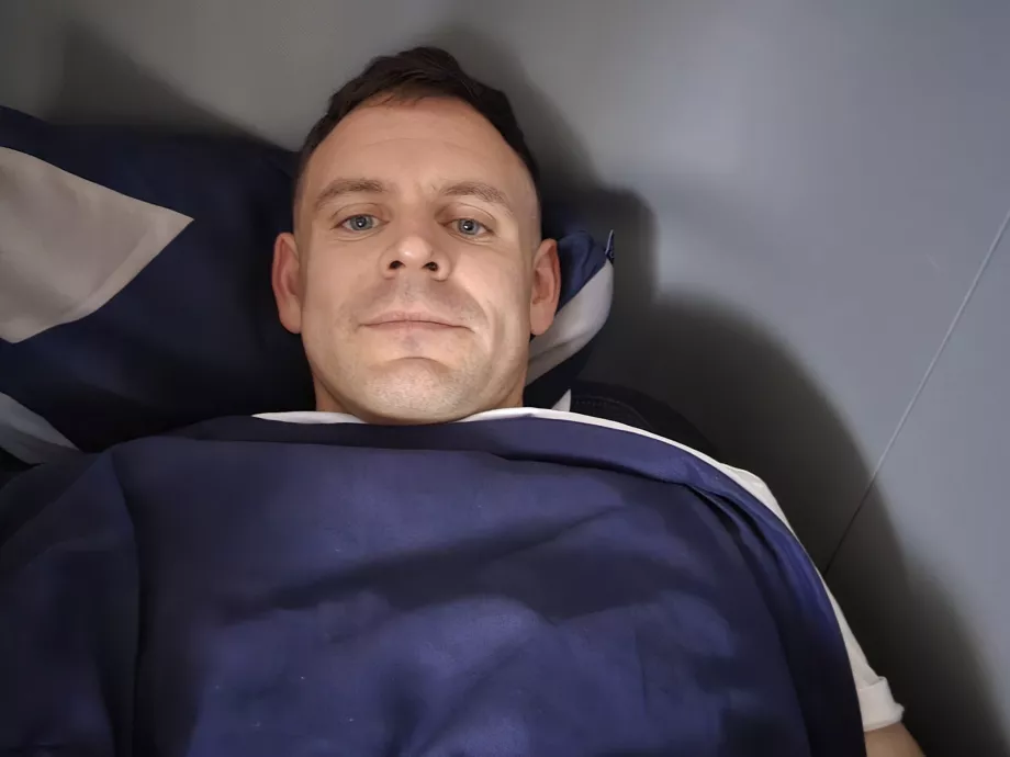 Christopher ligger i sängen