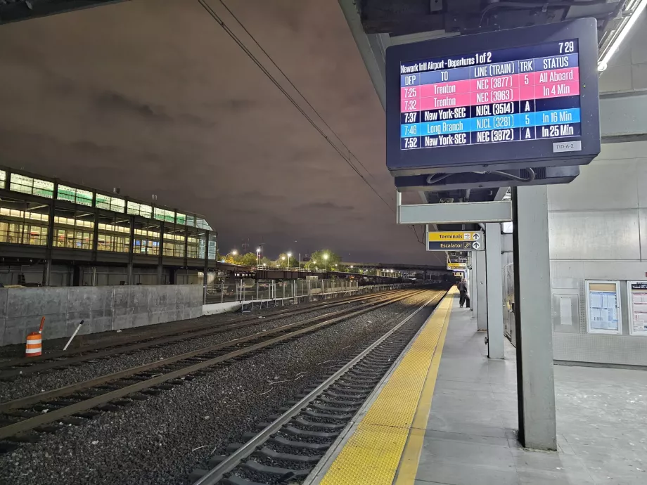 Plattform och avgångstavla på Newarks järnvägsstation
