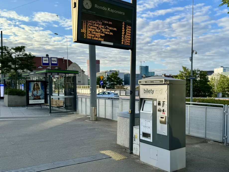 Rondo Kaponiera hållplats och biljettautomat