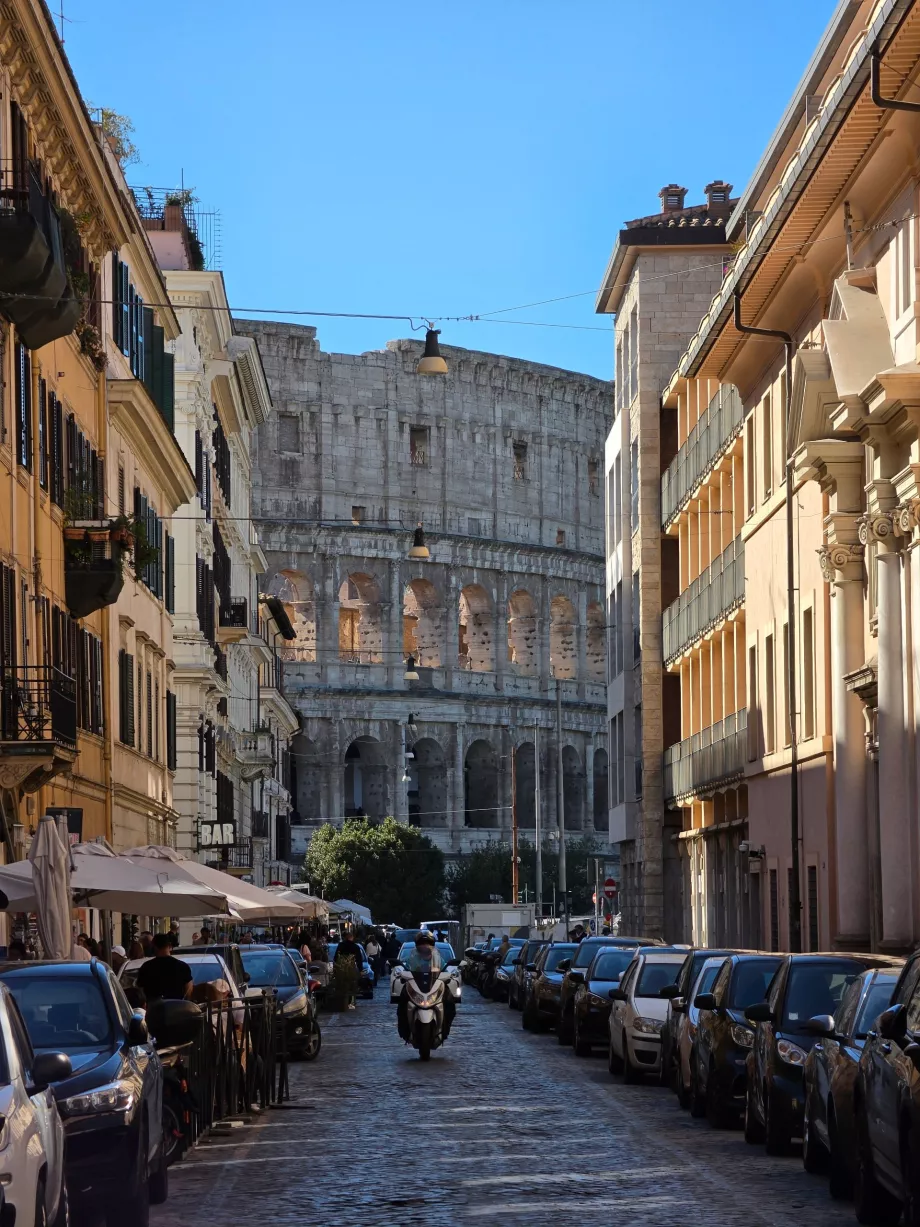 Utsikt över Colosseum från en sidogata