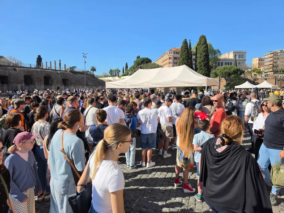 Folkmassor väntar på att komma in i Colosseum