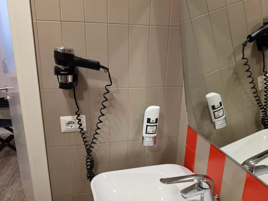 Hårtork i badrummet