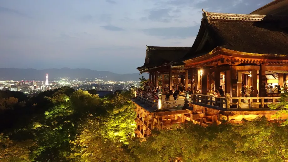Kiyomizu-dera på natten