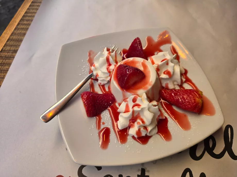 Tonnarello Santa Maria, Panna Cotta med jordgubbar