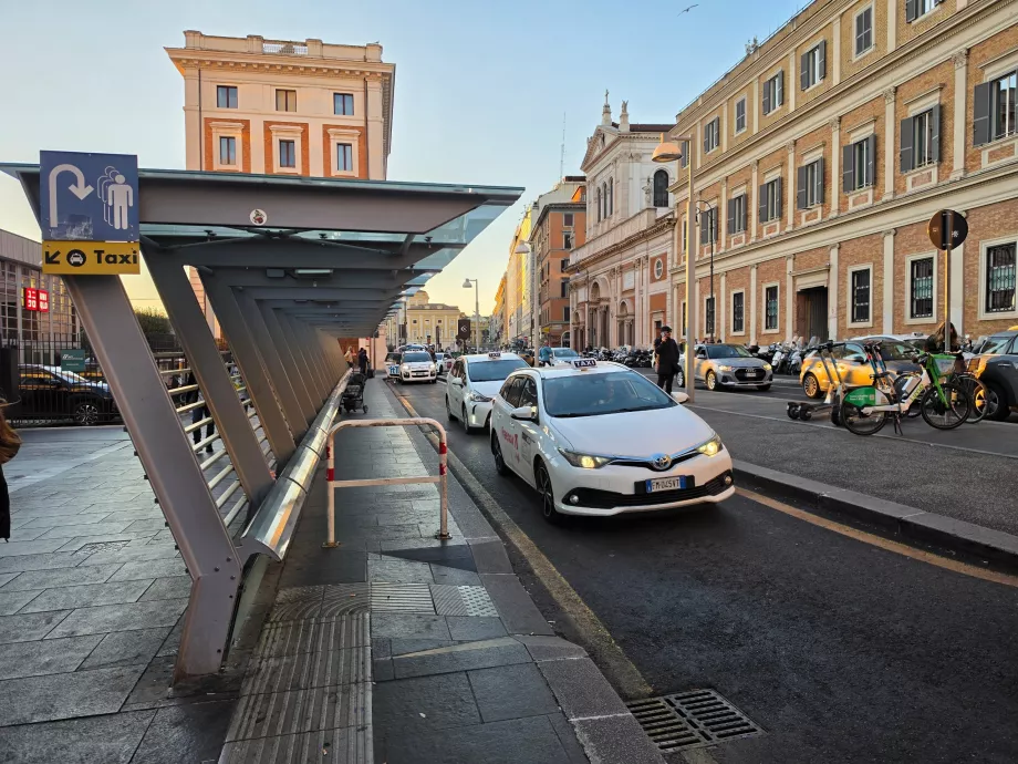 Taxistation framför Roma Termini station