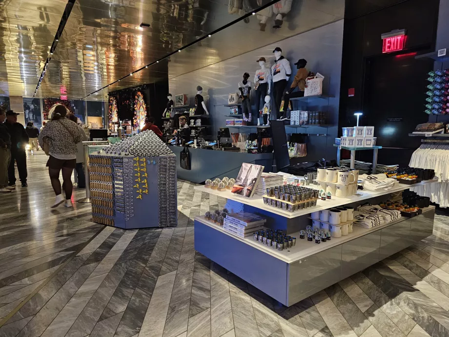 Presentbutiken vid utgången av "The Edge"