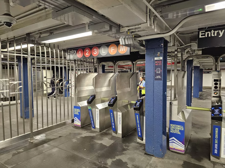 Ingång till tunnelbanan via vändkors