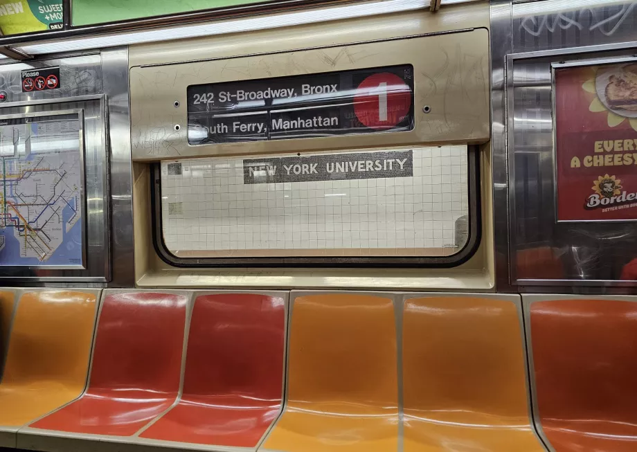 Interiör i en äldre tunnelbanevagn