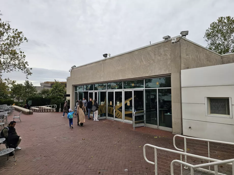 Caféer vid museet och piren