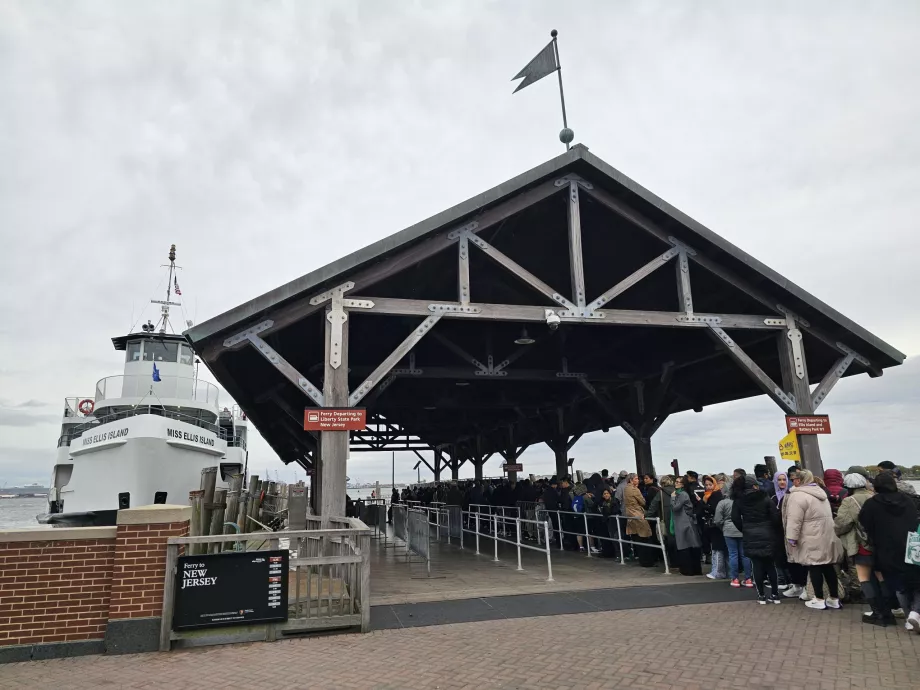 Kajen vid Frihetsgudinnan