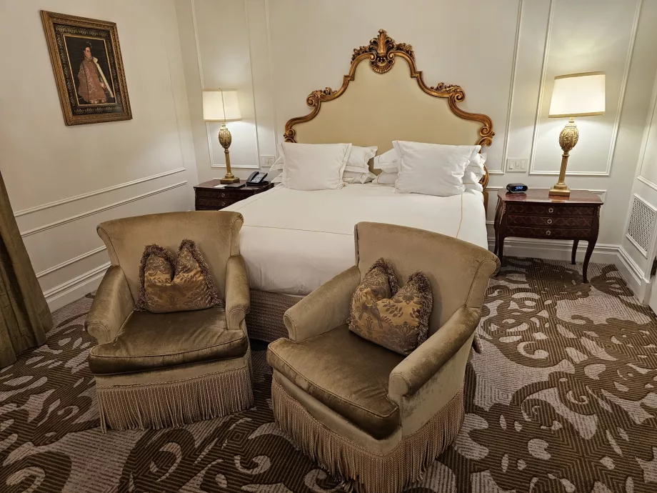 Rum - säng och fåtöljer