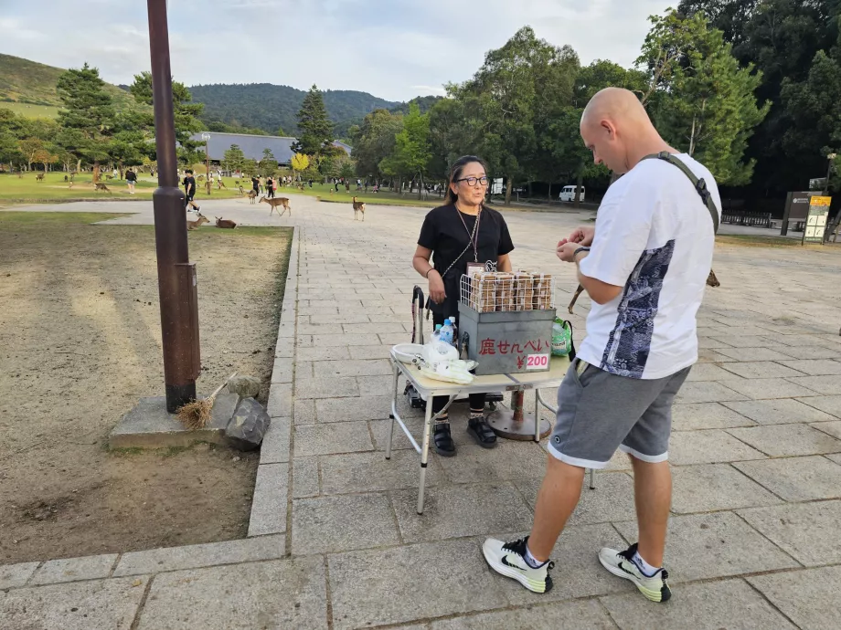 Nara Park, försäljning av foder till hjortar
