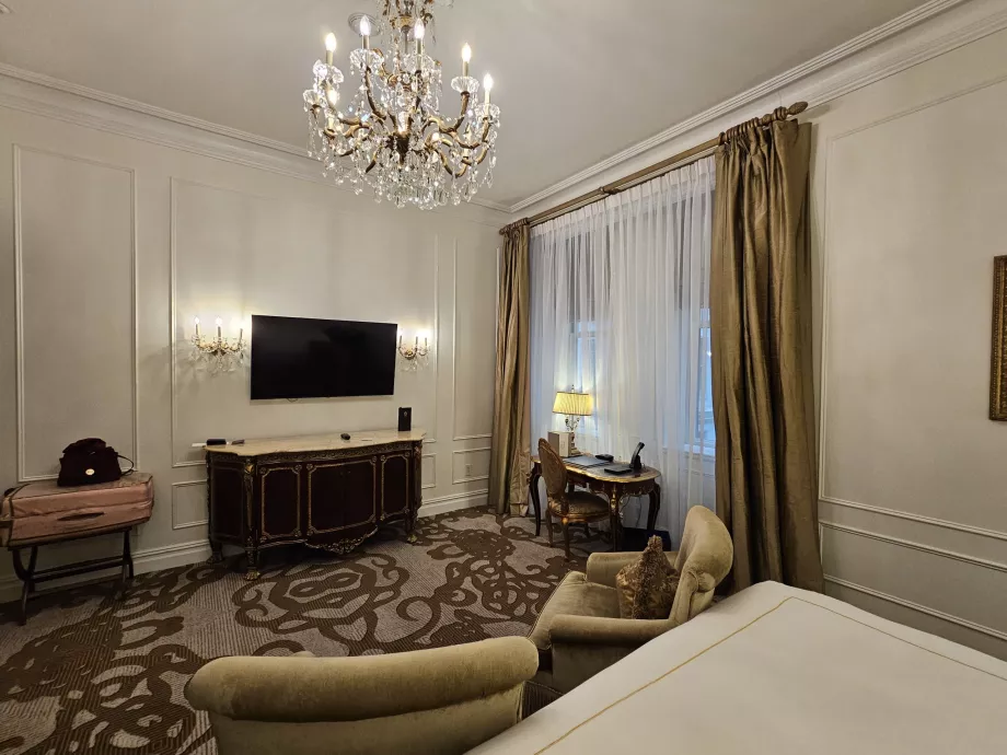 Rum - TV och fönster