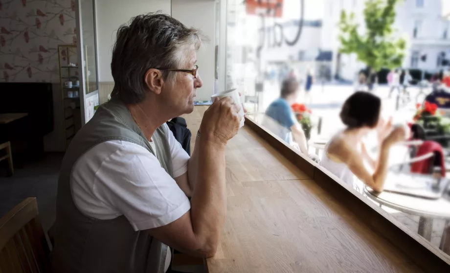 Svensk kvinna dricker kaffe