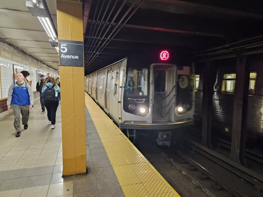 Tunnelbanans tåglinje R