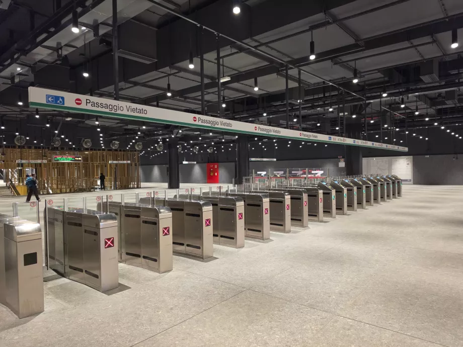 Turnstiles vid tunnelbaneentrén