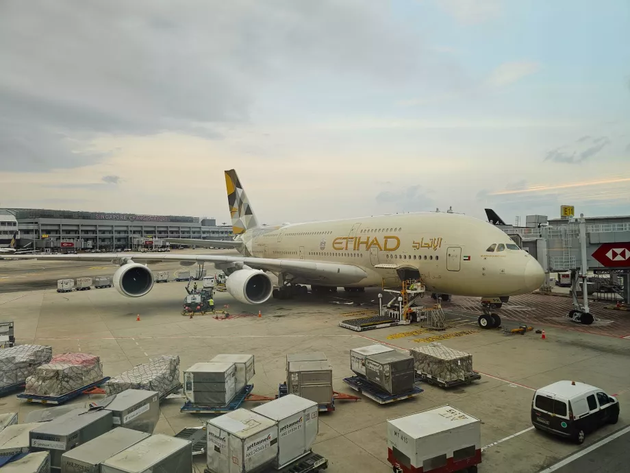 En Airbus A380 vid gaten på Singapores flygplats