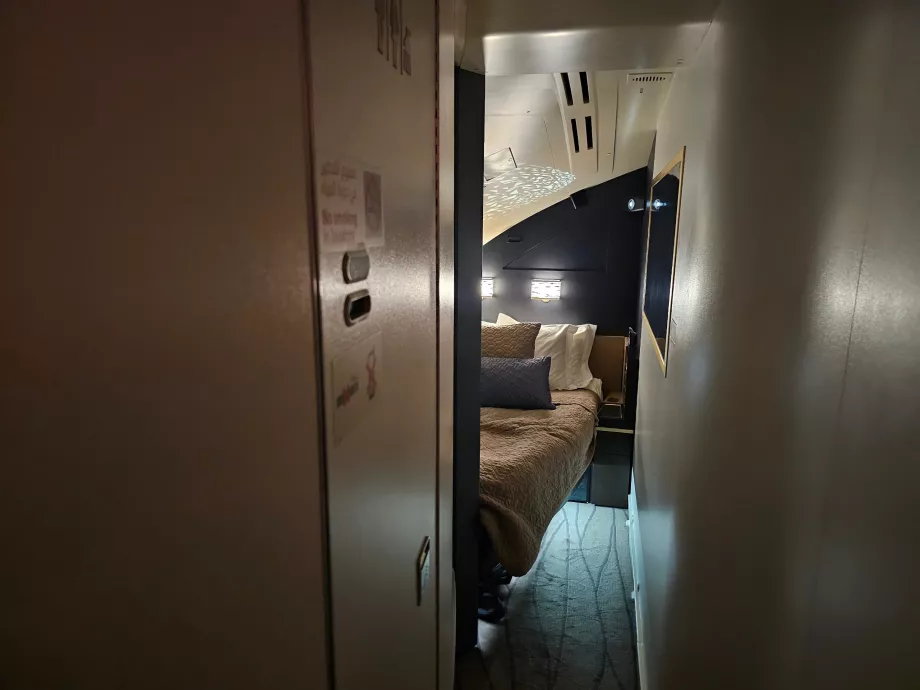 Utsikt från soffan in i sovrummet