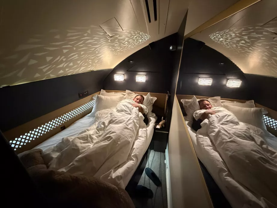 Jag i sängen under flygresan