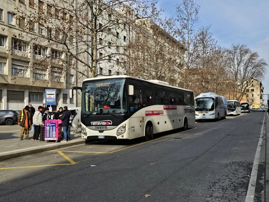 Busshållplats vid Milano-Centrale station