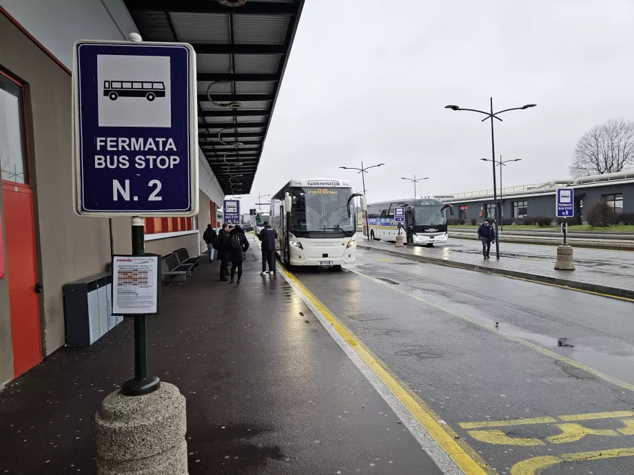 Busshållplatser mot Milano framför Terminal 2