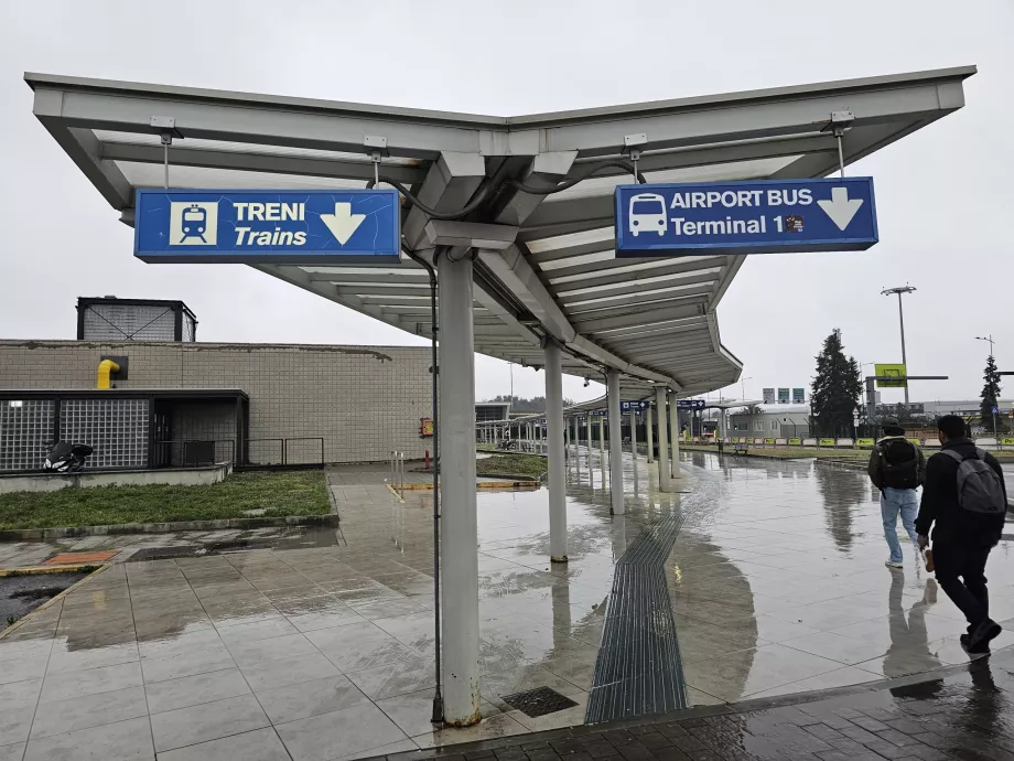 Gångväg till tågstationen vid Terminal 2