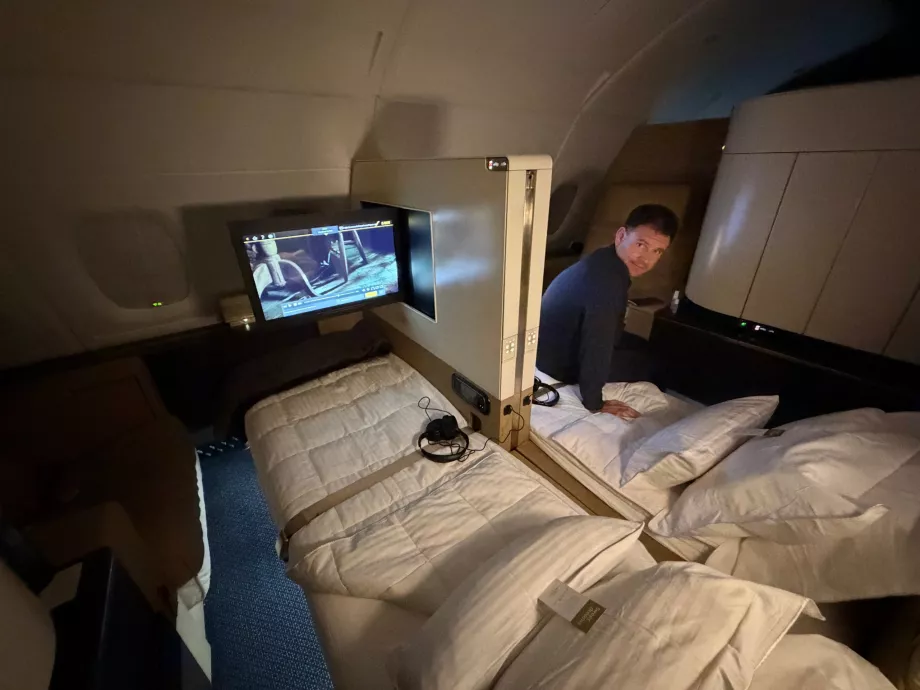 Jag på sängen i Etihad Airways förstaklass