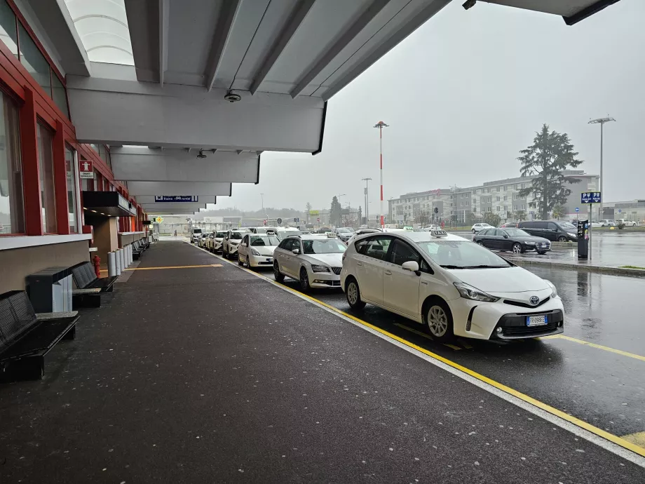 Taxi framför Terminal 2