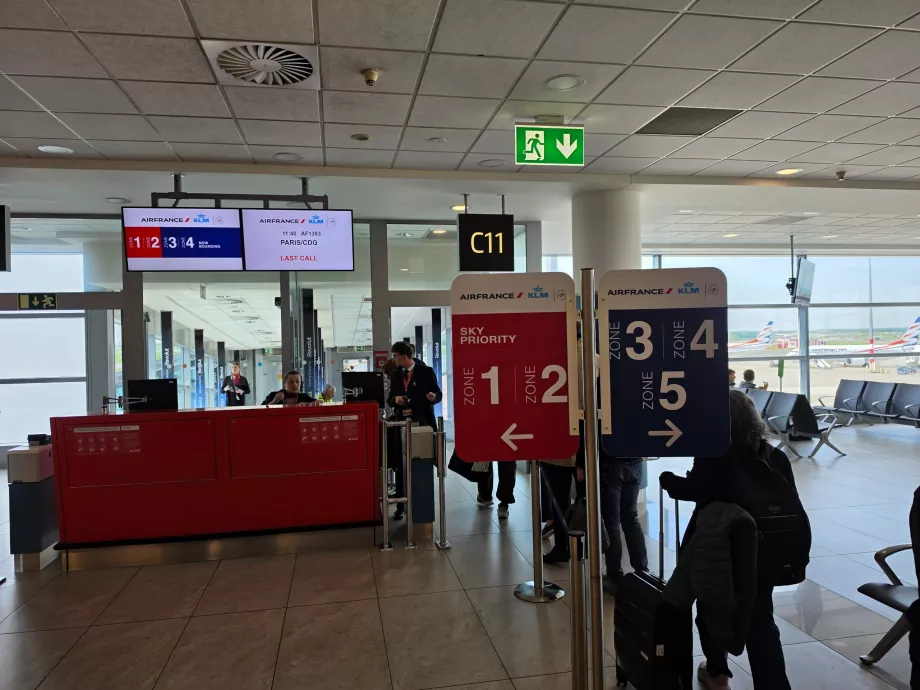 Ombordstigning på flygplanet sker strikt enligt zoner