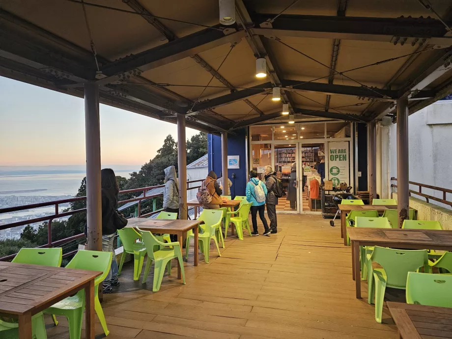 Mount Maya, restaurang