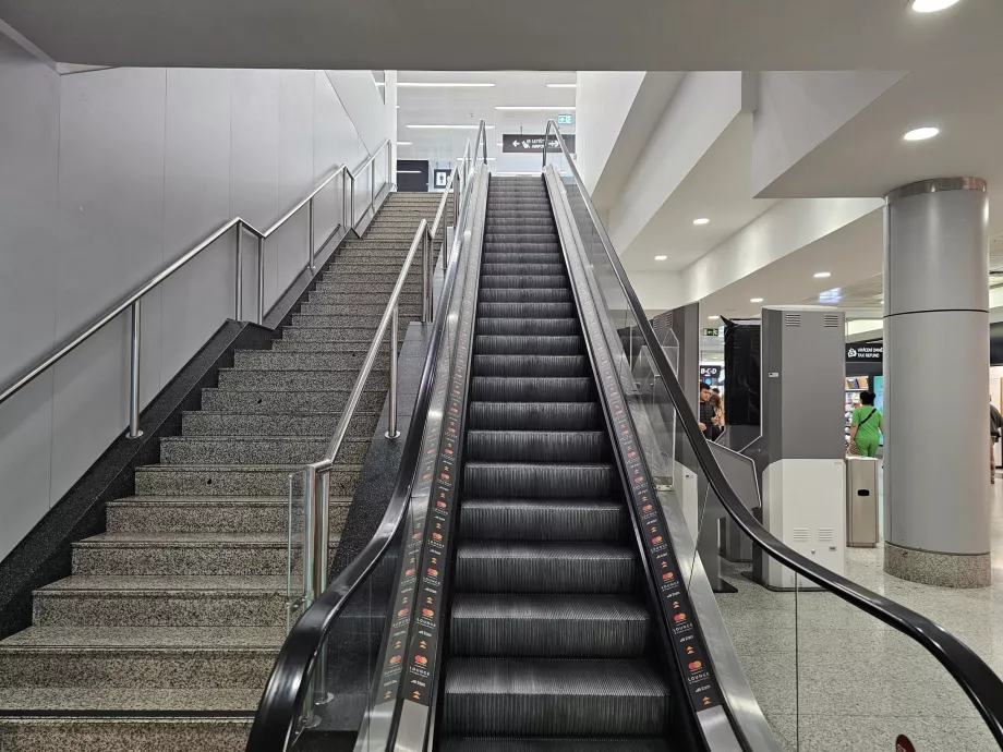 Rulltrappa till Food Court och Mastercard Lounge