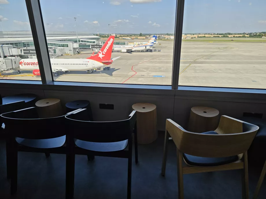 Utsikt över flygplanet från loungen