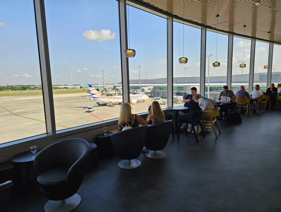 Utsikt från loungen till flygplatsens ramp
