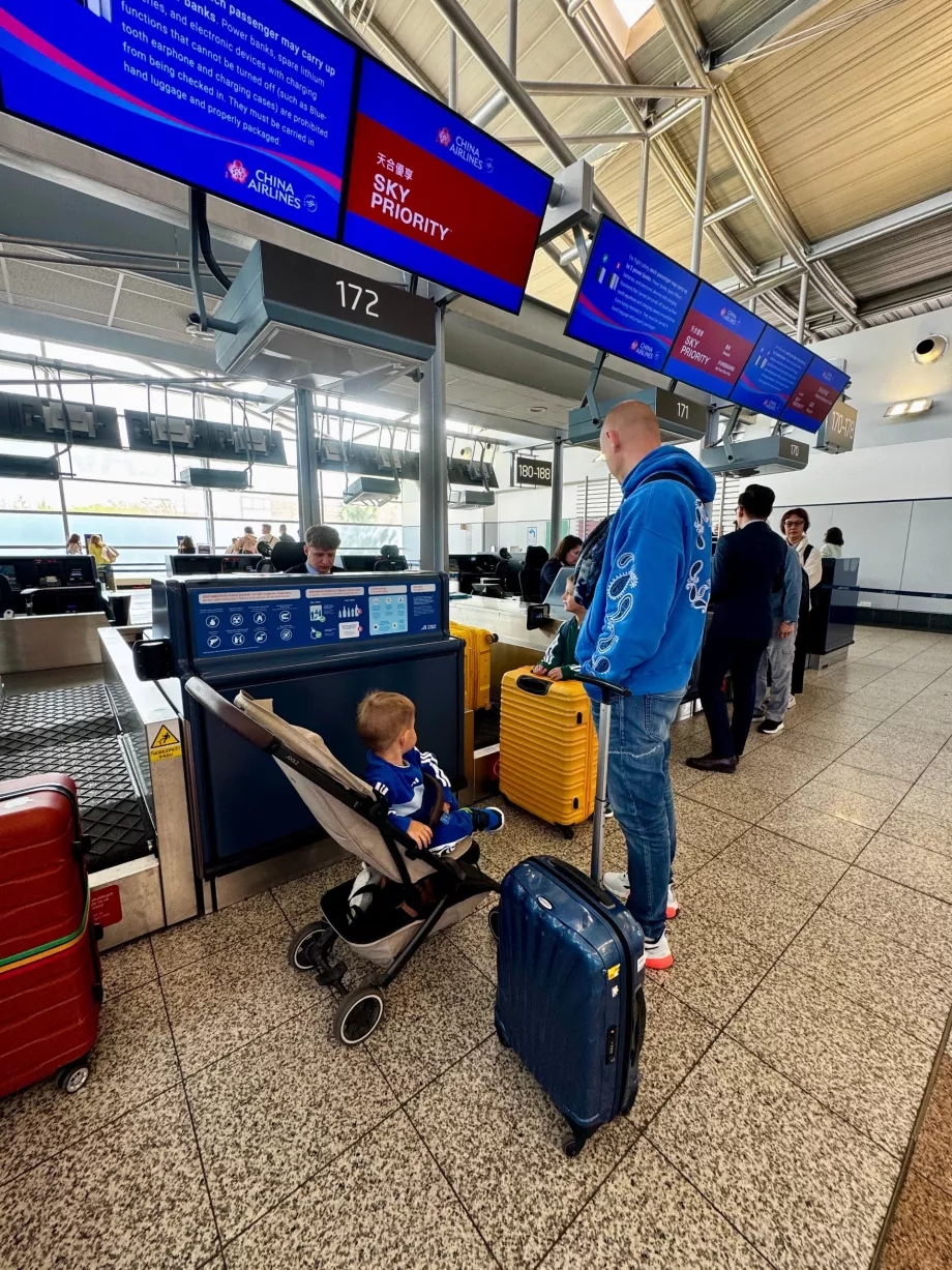 Incheckning för flyg CI68 i Prag
