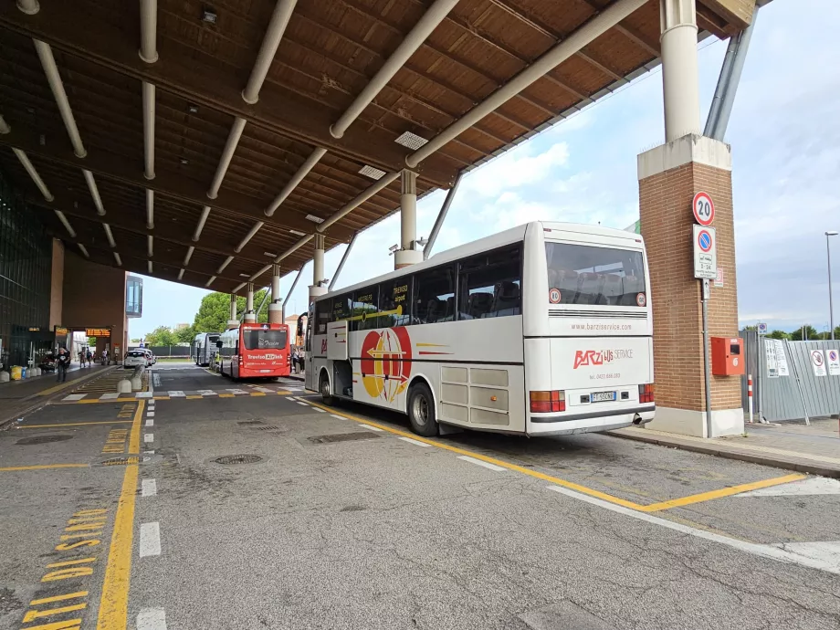 Bussar till Venedig, Mestre och Treviso AirLink (röd i mitten)