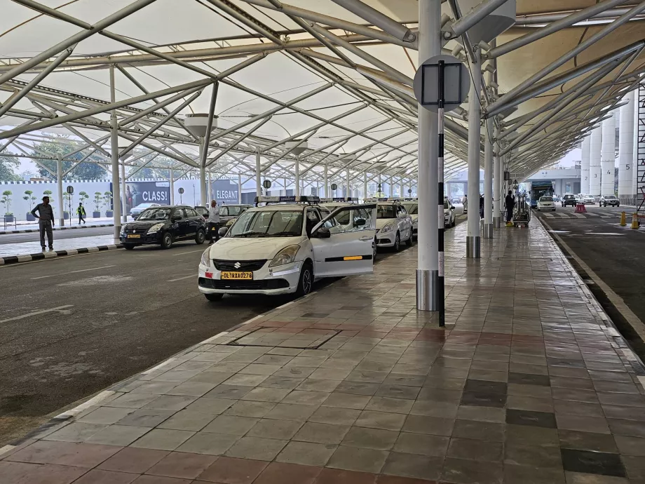 Taxi framför Terminal 1