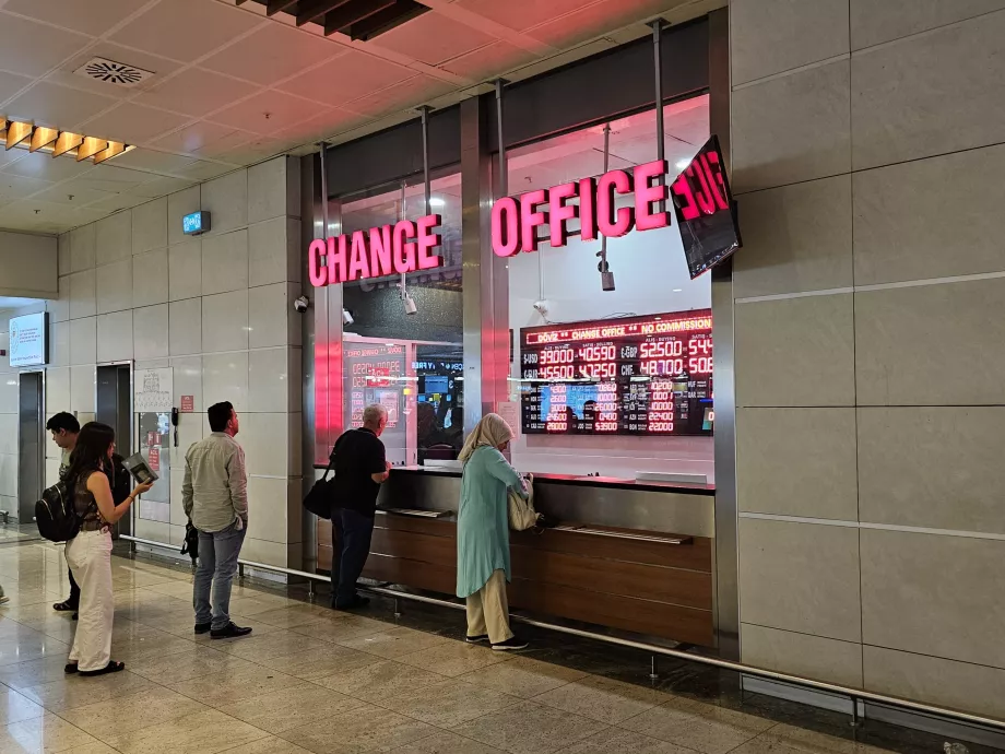 Valutaväxling vid bagagebanden