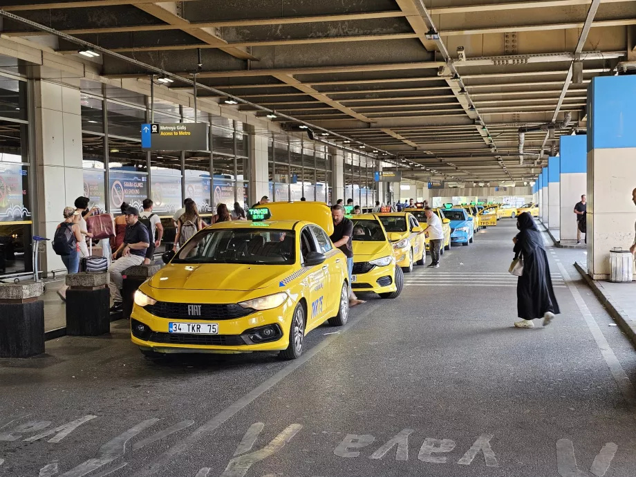 Taxi framför ankomsthallen